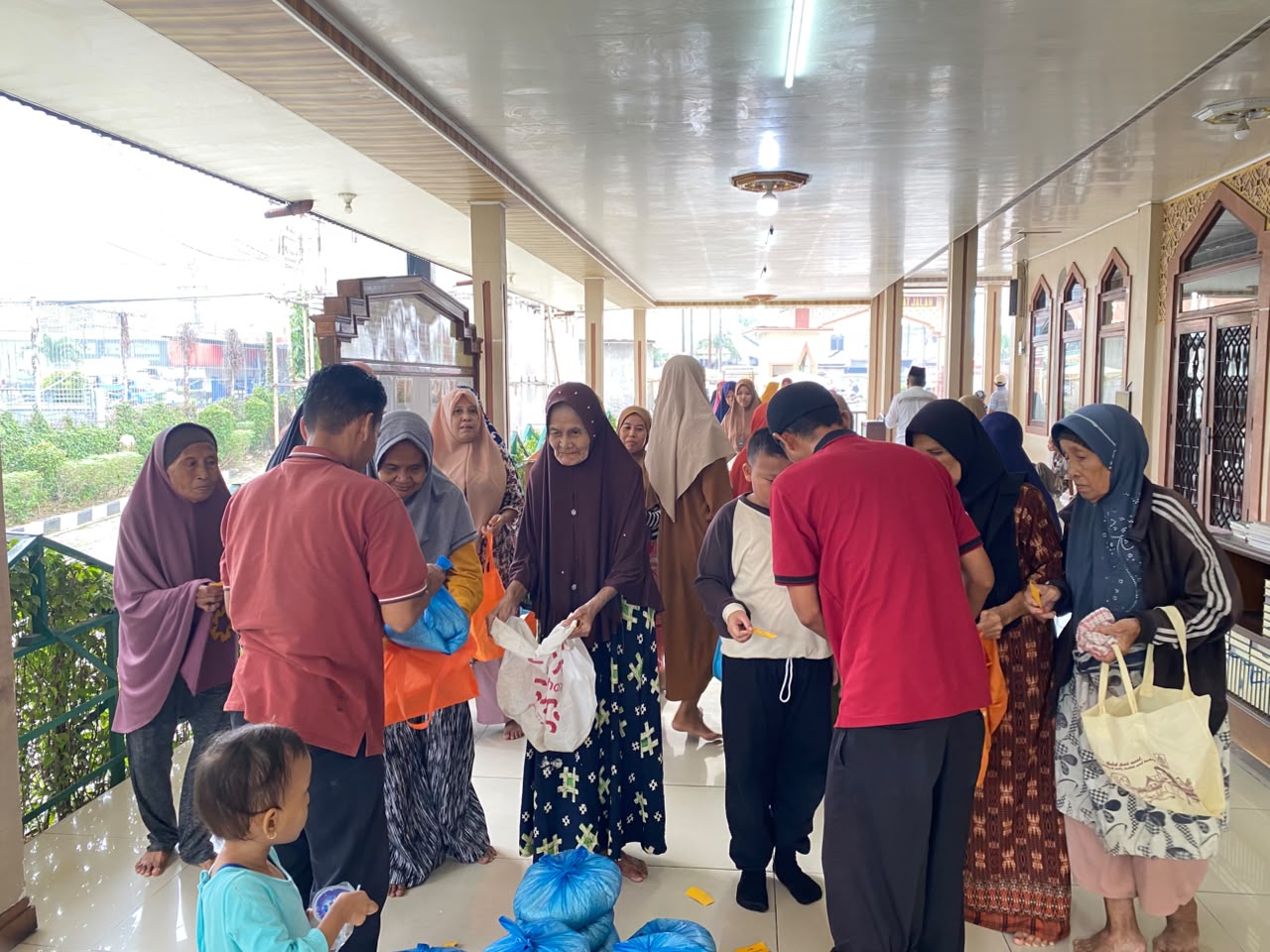 BKM Masjid Ar Rivai TPI Salurkan Bantuan Beras untuk Puluhan Warga Pra-Sejahtera