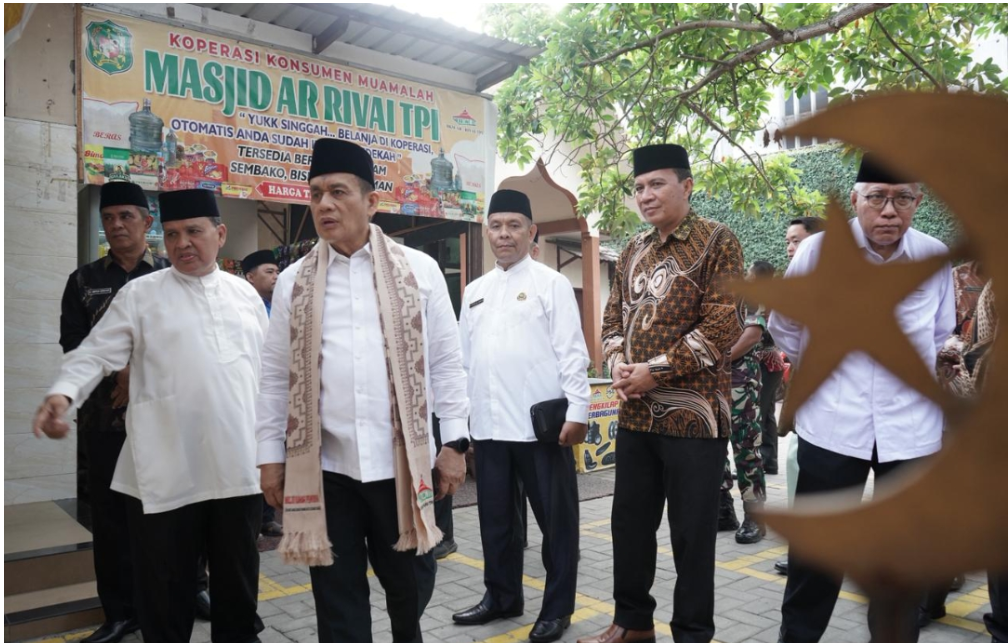 Wakil Menteri Agama RI, Romo M. Syafi'i, meninjau fasilitas Masjid Ar-Rivai TPI Medan dalam rangka program Masjid Ramah Pemudik